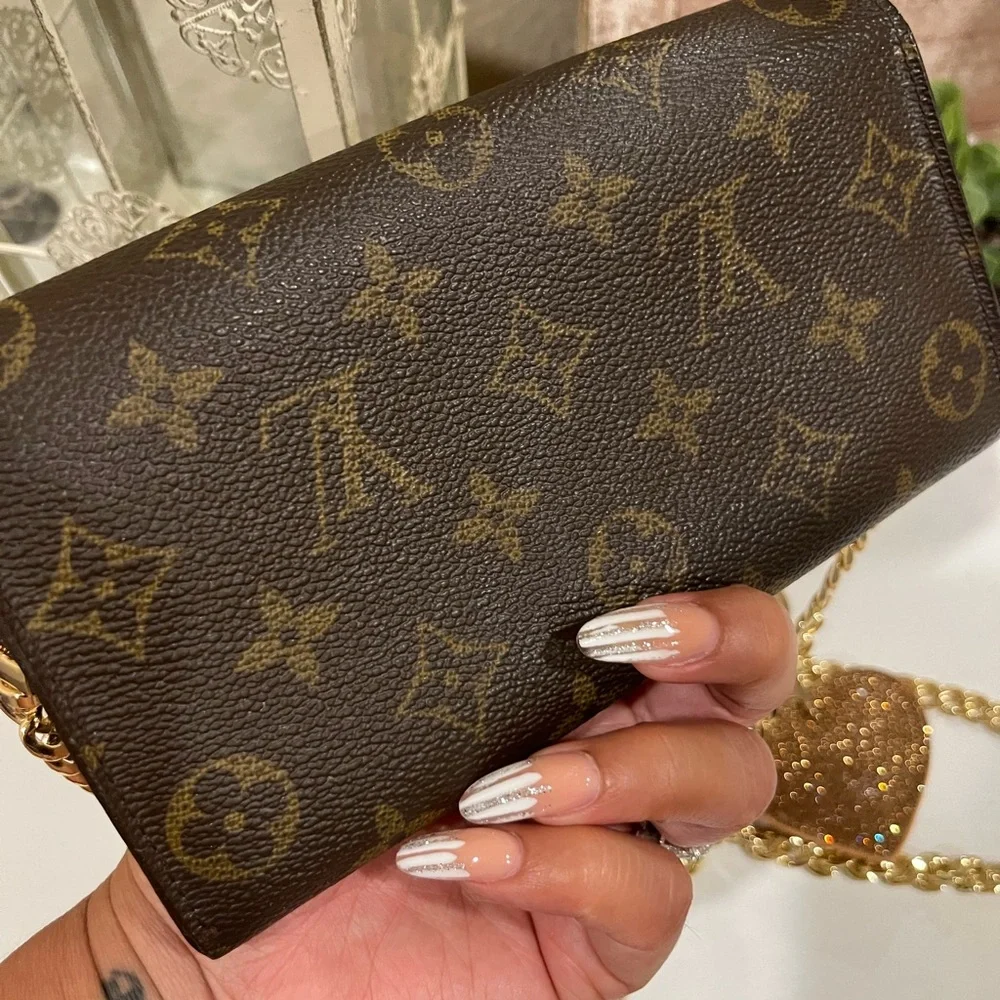 Louis Vuitton crossbody wallet - Picture 2 of 8